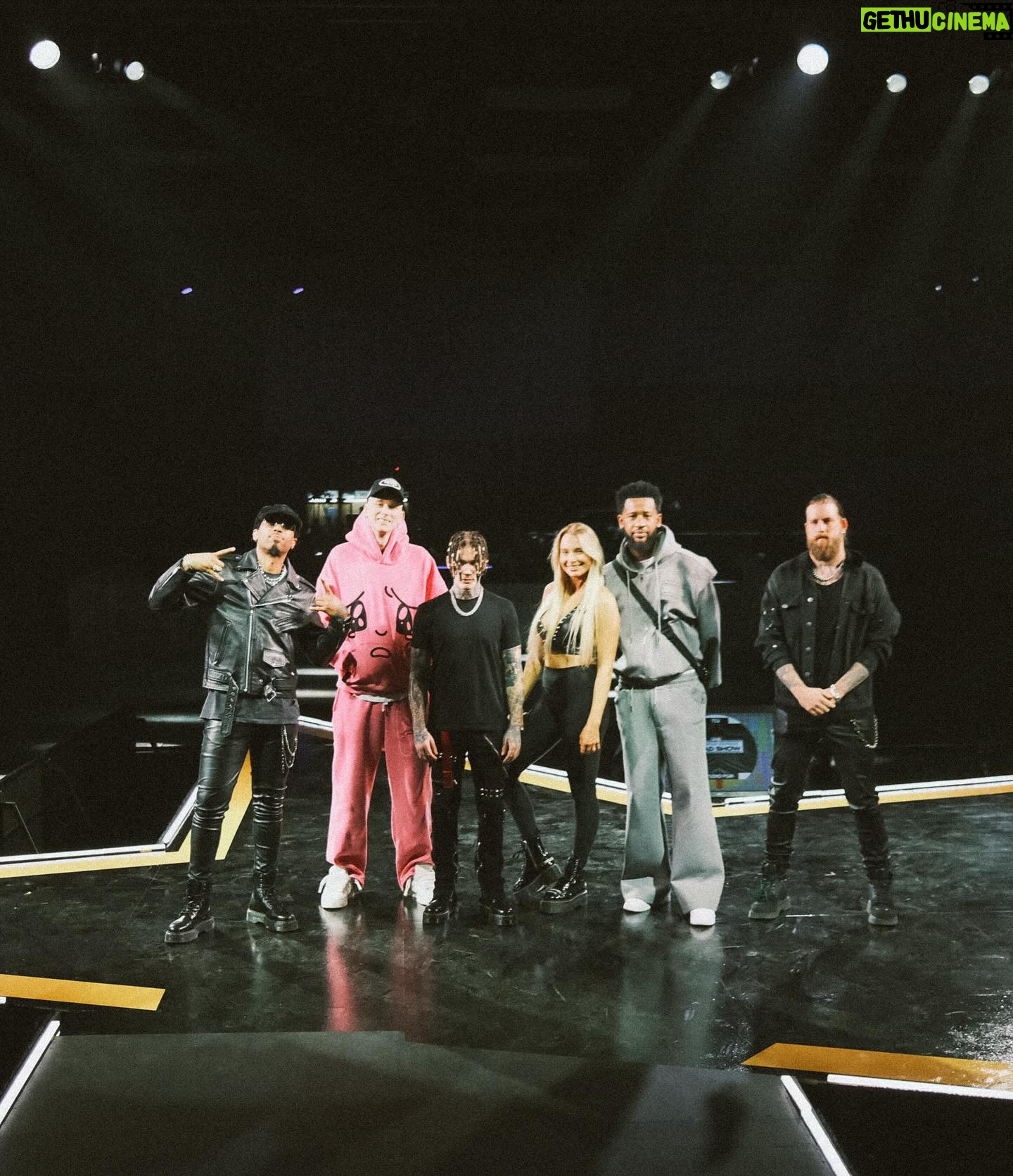 Sophie Lloyd Instagram - So good to be back with the @machinegunkelly gang for the @nba All Stars πβοΈ π· @samcahill #nba #allstar #nbaallstar #mgk #machinegunkelly #guitar #guitaristofinstagram #livemusic #kieselguitars