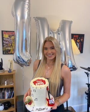 Sophie Lloyd Instagram - So over the weekend I reached 1 MILLION YouTube subscribers!! This has been something I’ve wanted to achieve for so long, I still remember posting my first ever video thinking ‘if 20 people see this I’ll be happy’ and now here I am 🥹 
 
I try not to put to much value in numbers as that can make you go crazy, but this is just such a special moment for me I wanted to share it with you guys. Thankyou so much to everyone that’s subscribed over the years, and everyone that’s ever liked, commented, shared or viewed my videos on YouTube, even the haters!! ❤️

I also just want to say a massive Thankyou to @painter_1989 who is the man behind the scenes, helping film, edit and produce all my videos, I could never have done it without you. It might be my name, but it’s our channel 💕

Also thanks to @didsbakes for the amazing cake!! 

#youtube #1million #celebrate #guitar #guitarist #guitaristofinstagram #cake #milestone