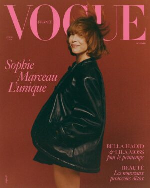 Sophie Marceau Instagram - Bientôt la sortie du Vogue !!
Trop fun 
Bravo à toute l’équipe artistique !!
À vous de le découvrir le 22 mars dans les kiosques 🙌 🧚‍♀️

Photographer: @QuentindeBriey 
Stylist: @Jonathan_Huguet Hair Stylist: @JosephPujalte 
Make-up: @KarinWesterlundd 
Set design: @Olivia_Aine_ 
Production: @Kitten_Production 
Head of Editorial Content: @EugenieTrochu, @Sylvia_Jorif, @JadepSimon Global Creative 
Director: @raulmartinez1024  Casting Director: @Wintagme