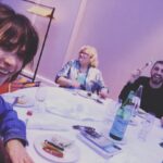 Sophie Marceau Instagram - Petit break avec l'équipe. 🍽 #ArcEnCiel 🌈