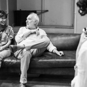 Sophie Marceau Instagram - Bonjour à tous. Quel plaisir de retrouver les planches, la scène et vous bientôt. Venez partager avec moi ces moments de théâtre. On y est presque, J-1 pour l’avant-première… Dernières répétitions. 

Nouvelles places mises en vente demain à 10h, lien en biographie 🎟

À très vite,

Sophie

—
@francoisberleand #AudreySchebat @artsliveentertainment