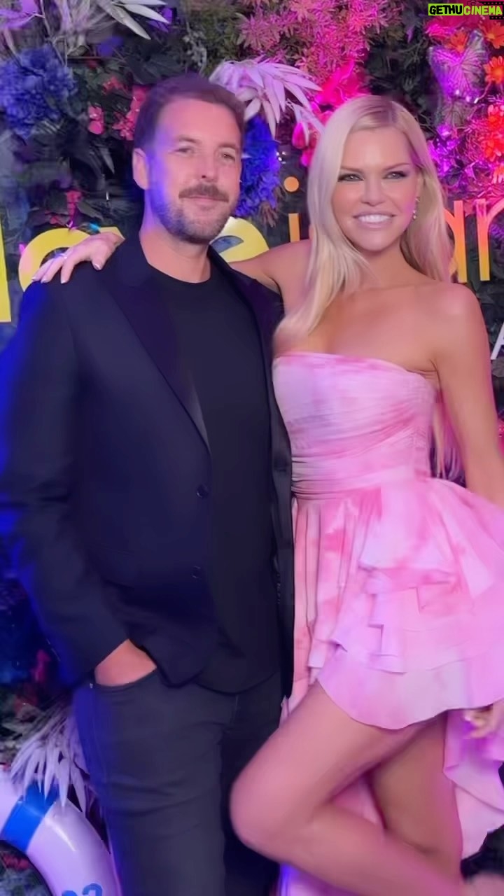 Sophie Monk Instagram - If you are looking for a new show to be obsessed with. @loveislandau this year is INSANELY entertaining. You’re either addicted to love island OR you’ve never watched it. Trust me this season is a corka!!! ♥️ if you don’t love it I’ll literally eat a hat 🎩 if you haven’t watched before? Give it a go. It’s on Monday @9now at 6pm 💗#loveisland