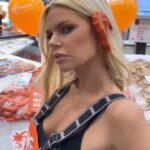 Sophie Monk Instagram - It’s national prawn day today🦐 So I did an original dance for you guys 🤣 @tropicco.theaussieprawn You can get these 🦐 in @woolworths_au and @colessupermarkets #rihanna #TropicCoAussieTigerPrawns #TheAussiePrawn #NationalPrawnDay #superbowl #superprawn