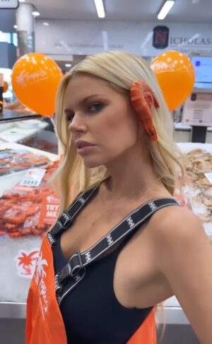 Sophie Monk Instagram - It’s national prawn day today🦐 So I did an original dance for you guys 🤣 @tropicco.theaussieprawn 

You can get these 🦐 in @woolworths_au and @colessupermarkets 
#rihanna
#TropicCoAussieTigerPrawns
#TheAussiePrawn 
#NationalPrawnDay
#superbowl #superprawn