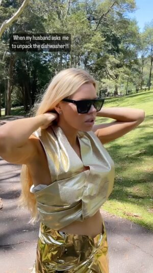 Sophie Monk Instagram - I can buy myself flowers Josh! 🤪
Dressed by: table runner and wrapping paper.
🎥: @joshuargross

#mileycryus #flowers
