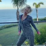 Sophie Monk Instagram - LADIES 🙌 We have a captive audience. Like me 😂 you’re probably the best dancer in the room right now. 💃 #coronavirus #everythingisgoingtobeok ❤️ 🎥: @joshuargross