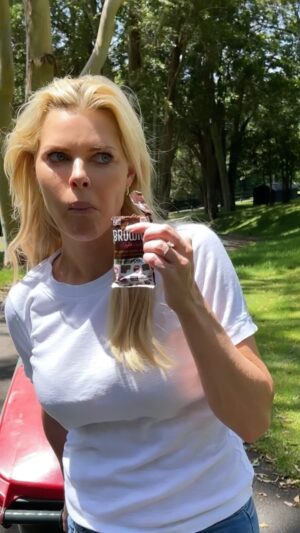 Sophie Monk Instagram - Anyone else hate when it’s your turn to do chores????
Lucky I had a @slimsecrets brownie 🍫I swear they are soooo bloody yumbo AND guilt free 🤤 Seriously check em out if you have a sweet tooth like me 🙌