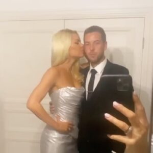 Sophie Monk Instagram - I wish I could have invited you all 😍.This is our engagement party at home. I feel very lucky ❤️

@joshuargross I love you so so much. 😍Thank you for putting up with me 😜 and cleaning up after the party 😂 
🍹: @jimmybrings 
👗: @velani 
💄 💇‍♀️: @bynormie 
Styled: @natalia.de.martin 
🎥: @oscargordon