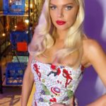 Sophie Monk Instagram - Omg beauty and geek finale! I LOVE this show so much. Love to know what your favourite outfit was? You can tell when I chose my own🤣 If your watching, who do you want to win????? If you haven’t watched I swear tonight will have you in tears in the most beautiful way. Tonight 7.30 @channel9 (Btw how annoying are swipe across’s 😂)