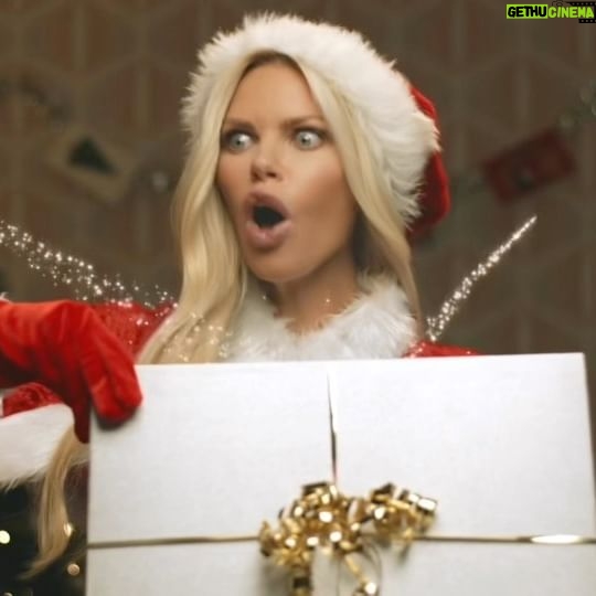 Sophie Monk Instagram - I think I’ve made it! I teamed up with xbox 🎮.I legit play it every single night. It’s the bloody best way to unwind.😜 If you’re looking for the best Xmas present EVER…Xbox All Access, exclusive to Telstra. And the best bit? Consoles at the ready, board games step aside - this holiday, the games hit different #xboxanz @xboxanz