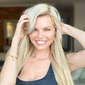 Sophie Monk Instagram - How’s your home grooming going? Thank you so much for all your advice with my messed up box dyeing experience. Purple shampoo worked! 🙈Finally I got my hair back to normal! whoop whoop! I washed it for a week with @fudgehair and it got rid of all the yellow. Ps. Don’t box dye your hair 😂 #grimace clean blonde rewind damage shampoo and conditioner. If I can do it? Anyone can 😳❤️