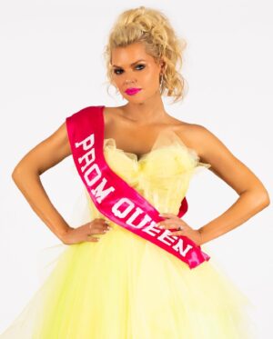 Sophie Monk Instagram - Omg beauty and geek finale! I LOVE this show so much. Love to know what your favourite outfit was? You can tell when I chose my own🤣 If your watching, who do you want to win????? If you haven’t watched I swear tonight will have you in tears in the most beautiful way. Tonight 7.30 @channel9 
(Btw how annoying are swipe across’s 😂)