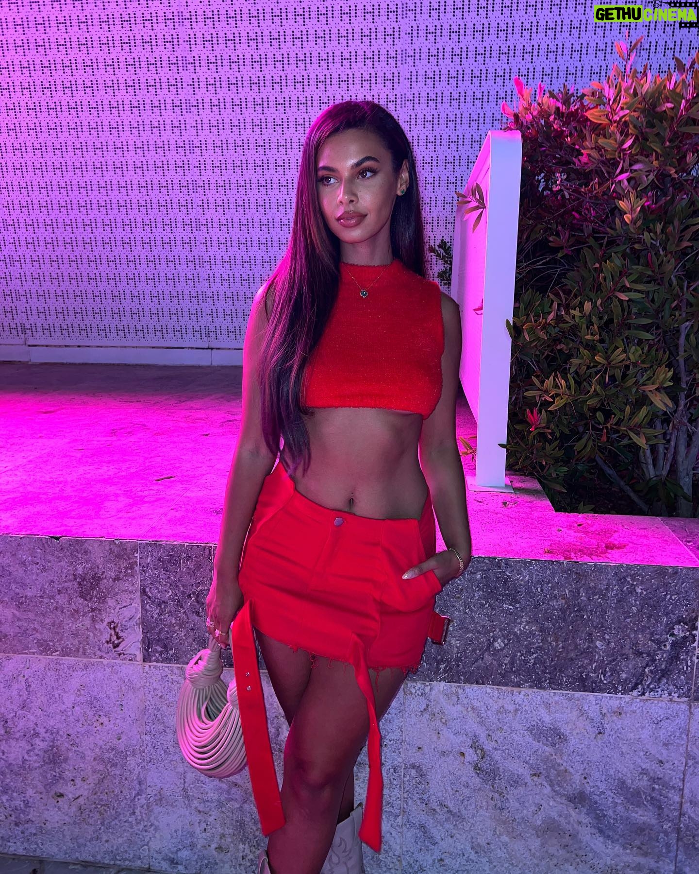 Sophie Piper Instagram - Cupid has defo hit our girl in the villa 💘