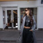 Sophie Piper Instagram - Strolling through town ✌🏽🇫🇷 #hair #skin #makeup @lorealparis