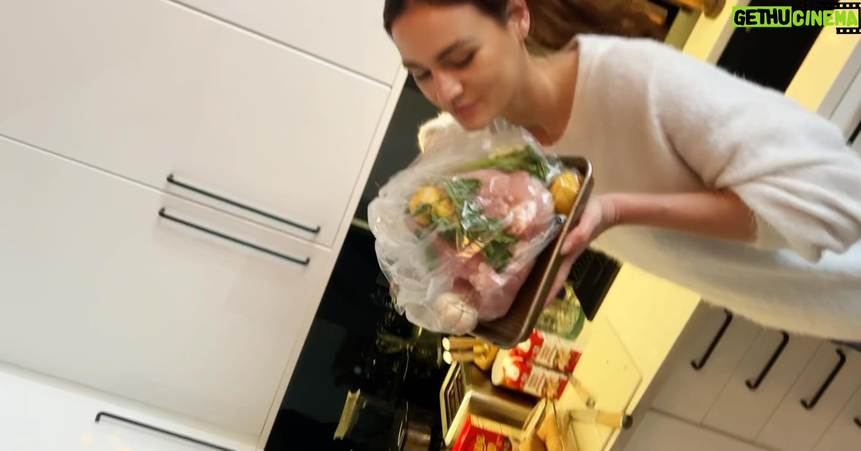 Sophie Skelton Instagram - Happy turkey day!! πΊπΈ big love to all, from us in the big apple π x