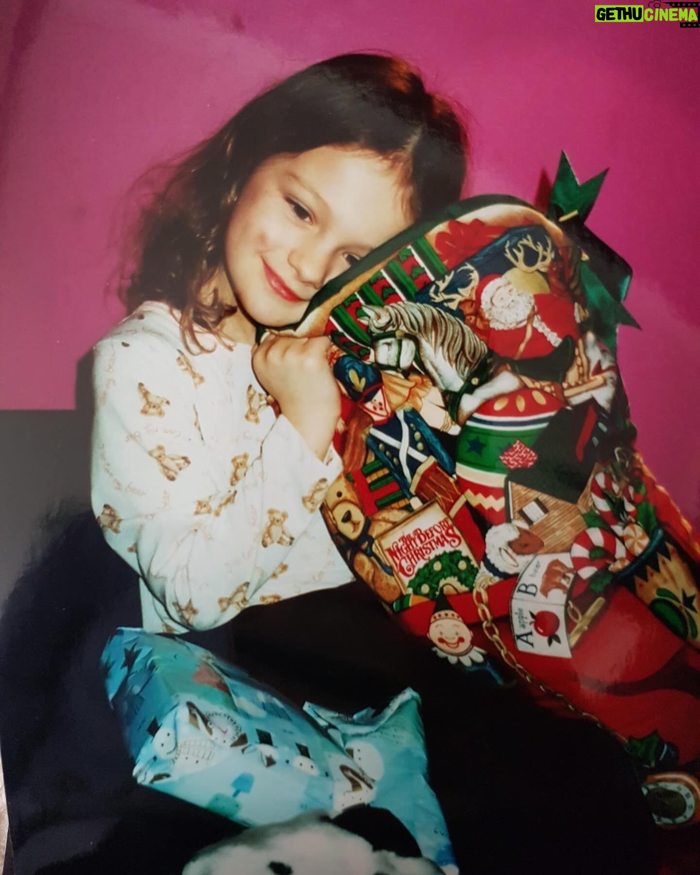 Sophie Skelton Instagram - May yours be merry and bright 🕊️ x