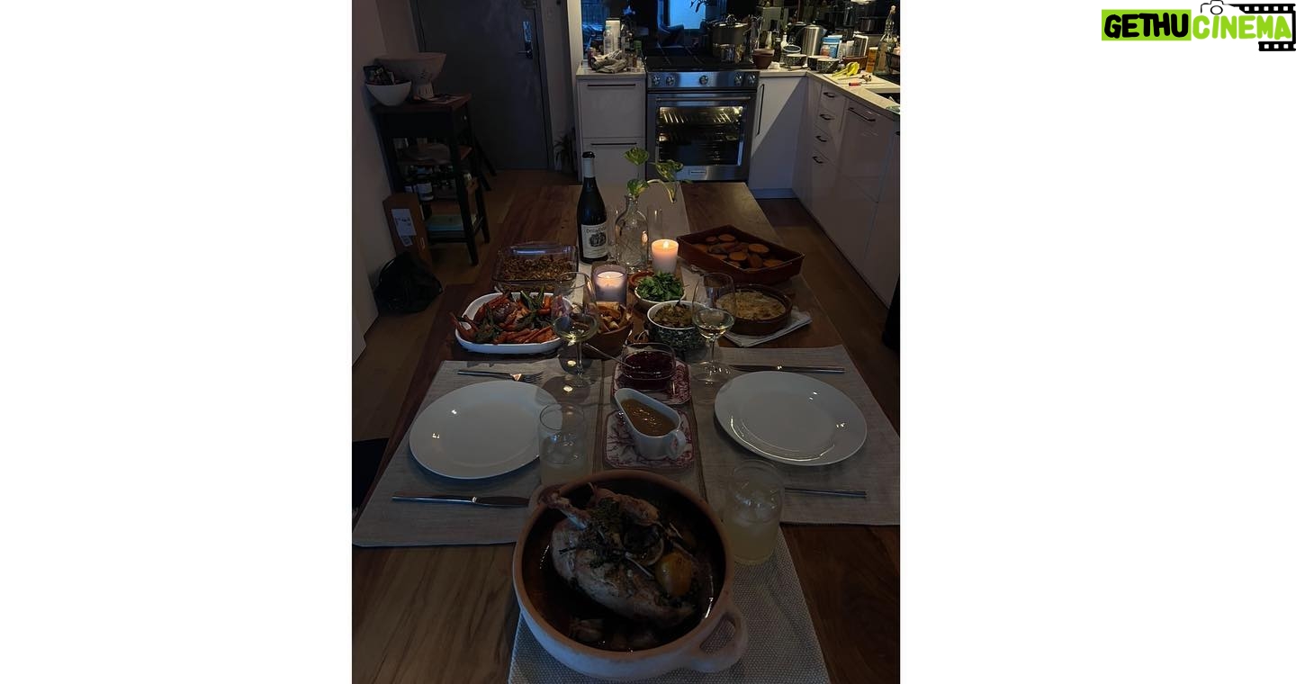 Sophie Skelton Instagram - Happy turkey day!! πΊπΈ big love to all, from us in the big apple π x