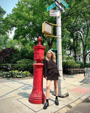 Sophie Skelton Instagram - English’n in New York 🗽 
@outlander_starz
