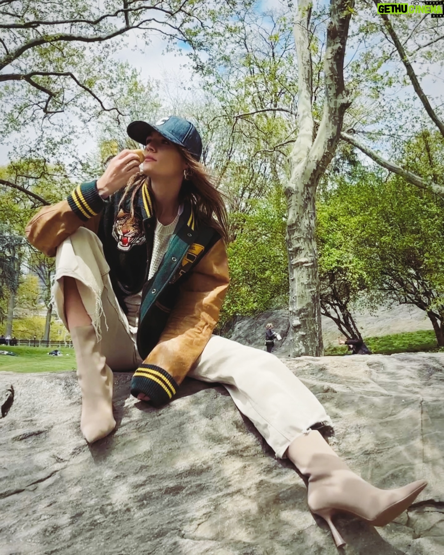 Sophie Skelton Instagram - A girl, a rock, and her hot dog