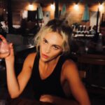 Sophie Skelton Instagram - How to (not) be organically cute ‘n’ cool this Thanksgiving: a post.