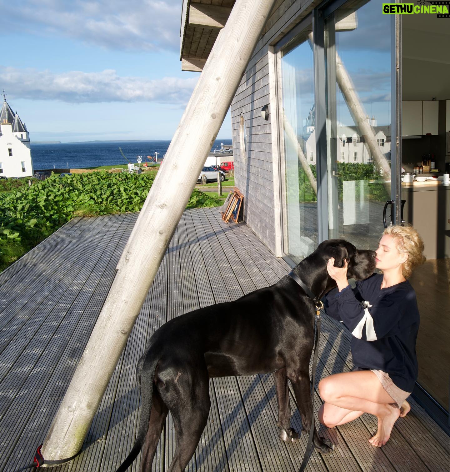 Sophie Skelton Instagram - Angel kisses 🐾