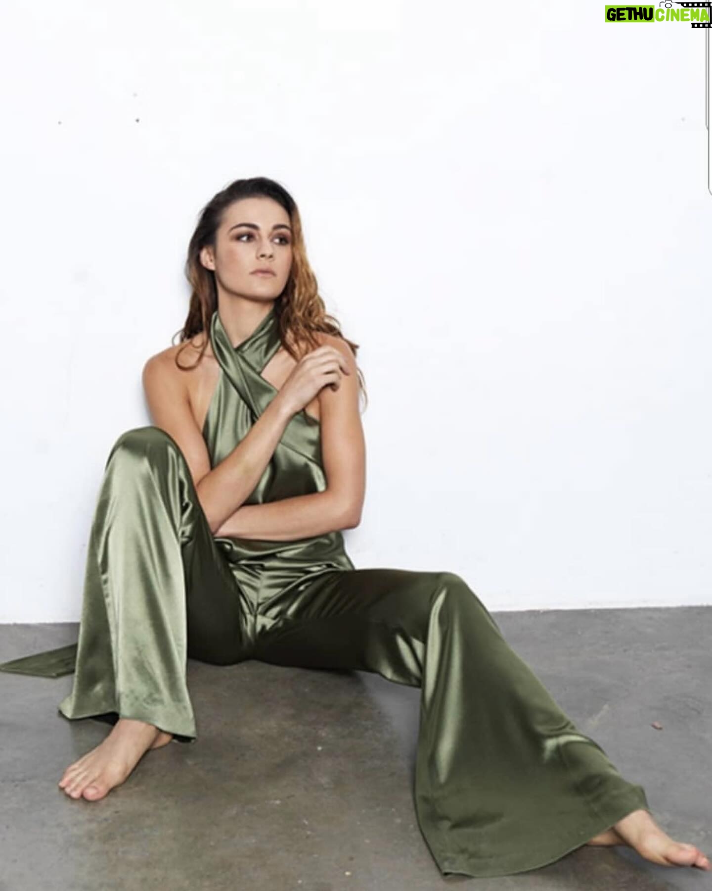 Sophie Skelton Instagram - This week the industry lost an incredible talent, person and presence. His shoots were so fun and puppy-filled and his photographs were always sublime. A sense of humour and a lens full of love. I don’t know one artist who didn’t enjoy working with him. Sending love to the skies 🕊️ and to Joseph’s family. Long may his work circulate, and his talent and life live on through his art. Here’s a shoot we did together some years ago. Thank you, @josephsinclair x