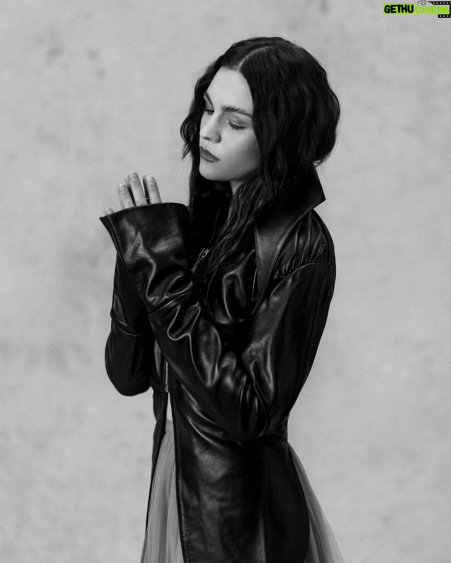Sophie Skelton Instagram - Happy Hallows’ Eve 🦇