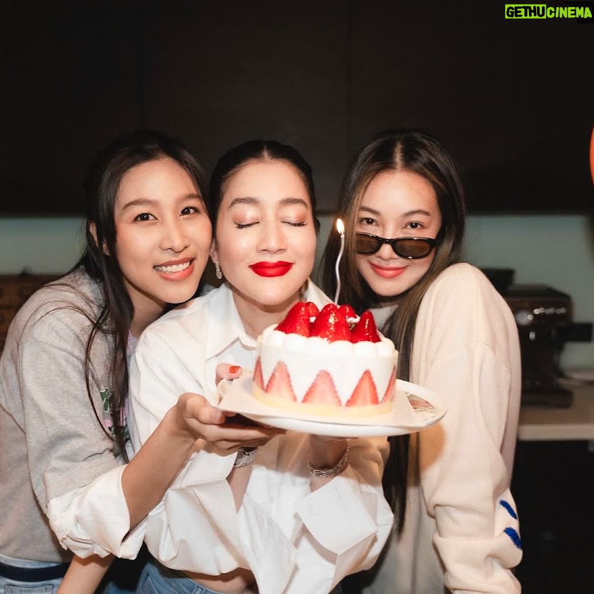 Sopitnapa Chumpanee Instagram - Filled with love ♥️ #mybirthday thank you everyone for your love and well wishes 💋 Love you all ♥️ 30 เมษายน 2567 ขอบคุณทุกคนสำหรับมิตรภาพ ความรัก คำอวยพรในทุกช่องทาง ขอให้ทุกคนมีความสุข มีพลังงานดีๆอยู่รอบตัว สุขภาพแข็งแรงแรงเช่นกัน ค่ะ ♥️😊👩🏻 อายุเท่าไหร่ลองคูณดูสิ #ความสุข