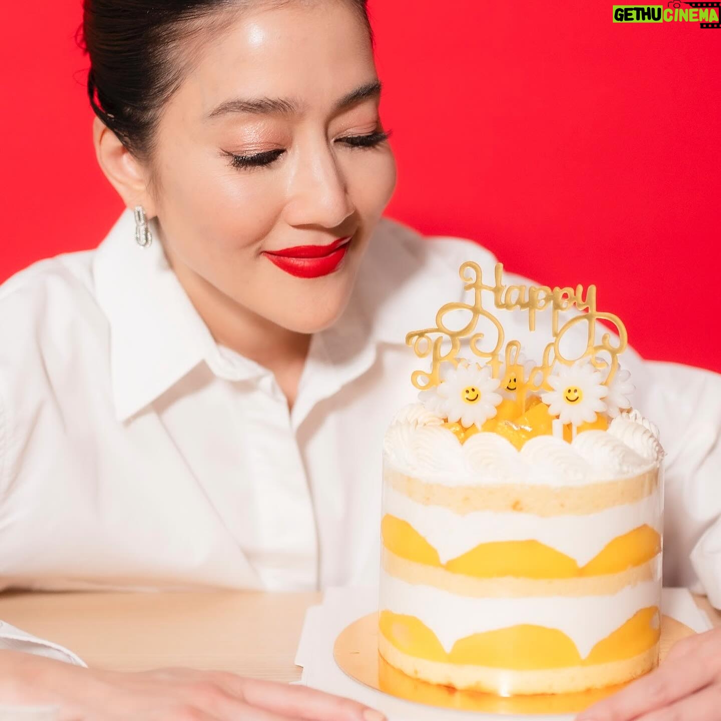 Sopitnapa Chumpanee Instagram - Filled with love ♥️ #mybirthday thank you everyone for your love and well wishes 💋 Love you all ♥️ 30 เมษายน 2567 ขอบคุณทุกคนสำหรับมิตรภาพ ความรัก คำอวยพรในทุกช่องทาง ขอให้ทุกคนมีความสุข มีพลังงานดีๆอยู่รอบตัว สุขภาพแข็งแรงแรงเช่นกัน ค่ะ ♥️😊👩🏻 อายุเท่าไหร่ลองคูณดูสิ #ความสุข
