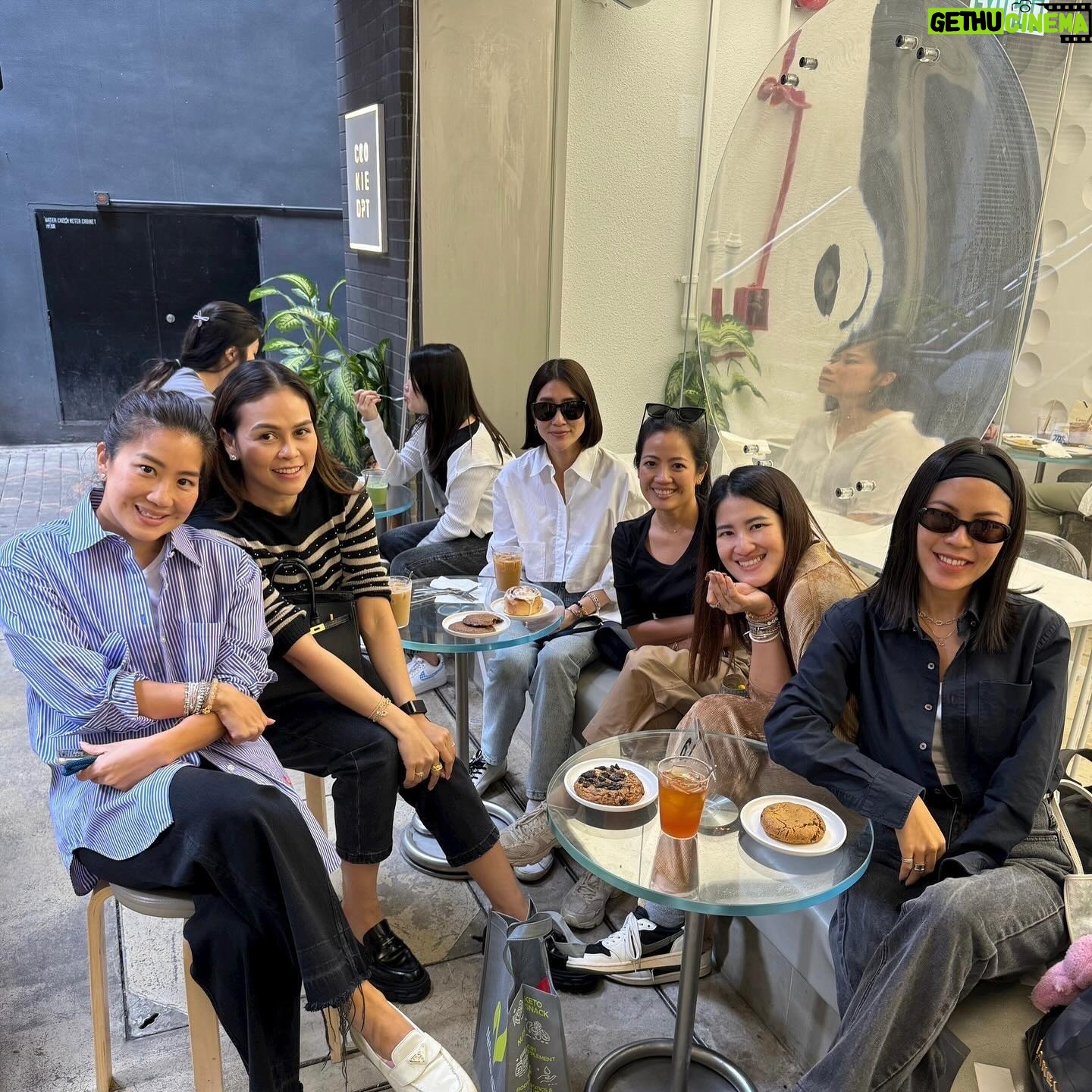 Sopitnapa Chumpanee Instagram - Another fun time and non stop laughs 😂 with all of you ♥️ #sisters #cousins , 2 คืนไม่พออ่ะ 😂 คราวหน้า #cousinontheloose ไปไหนกันอีก ลงชื่อนะ 🙌🏻👩🏻 #cellphone #applecyder #ข้ามถนน #ชีตามหา และ อีกมากมาย 👭👭👩🏻 Love you all ♥️ ดีใจที่มีทุกคน