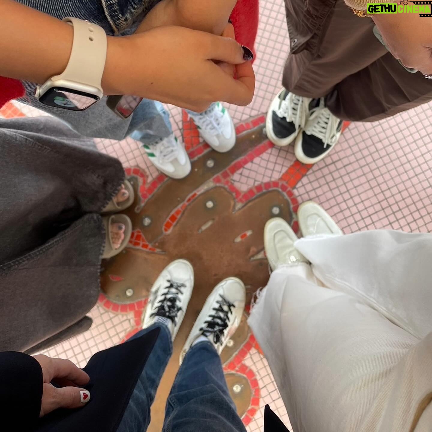 Sopitnapa Chumpanee Instagram - Another fun time and non stop laughs 😂 with all of you ♥️ #sisters #cousins , 2 คืนไม่พออ่ะ 😂 คราวหน้า #cousinontheloose ไปไหนกันอีก ลงชื่อนะ 🙌🏻👩🏻 #cellphone #applecyder #ข้ามถนน #ชีตามหา และ อีกมากมาย 👭👭👩🏻 Love you all ♥️ ดีใจที่มีทุกคน