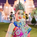 Sopitnapa Chumpanee Instagram - สวัสดีวันปีใหม่ไทยค่ะ 💋🙏🏻 ชุดลิเกทรงเครื่อง จากละคร #คุ้งเสน่หา 👩🏻 #สงกรานต์ #ปีใหม่ไทย #ลิเก #ลิเกทรงเครื่อง #ลิเกทรงเครื่องโบราณ