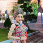 Sopitnapa Chumpanee Instagram - สวัสดีวันปีใหม่ไทยค่ะ 💋🙏🏻 ชุดลิเกทรงเครื่อง จากละคร #คุ้งเสน่หา 👩🏻 #สงกรานต์ #ปีใหม่ไทย #ลิเก #ลิเกทรงเครื่อง #ลิเกทรงเครื่องโบราณ