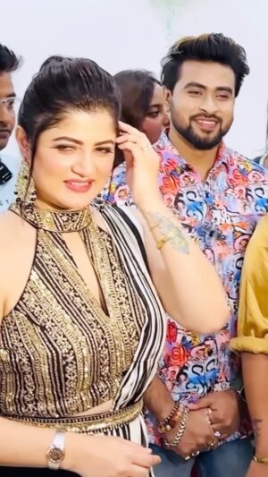Srabanti Chatterjee Instagram - ইচ্ছা করে দিদি কে শুধু দেখেই যাই ❤️ @srabanti.smile