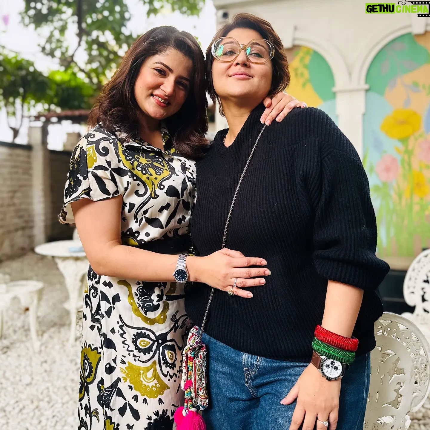Srabanti Chatterjee Instagram - What are we cooking?? 🤔🤔 @swastikamukherjee13