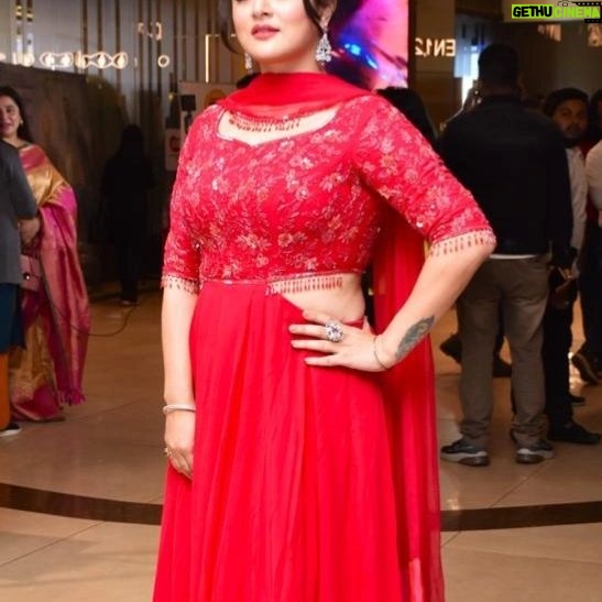 Srabanti Chatterjee Instagram - Trailer launch Event of my upcoming movie”Sada Ronger Prithibi”,Directed by @Rajhorshee De. Makeup-@Subir Manna Hair-@Bina Nath Wardrobe-@Piya RoyBarman(Navya) Jewellery-@djewelindia Pic Courtesy-Prosenjit Biswas