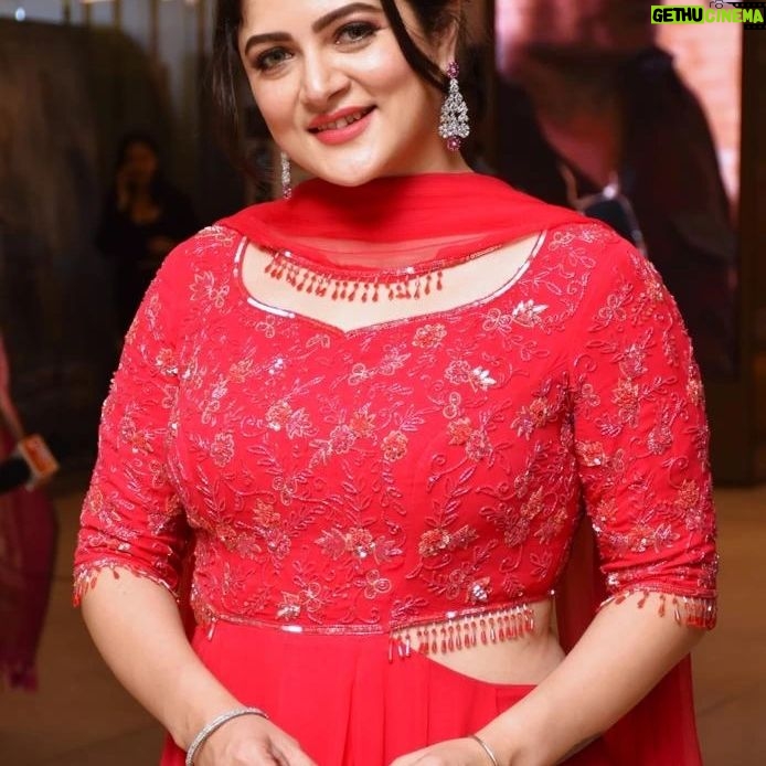 Srabanti Chatterjee Instagram - Trailer launch Event of my upcoming movie”Sada Ronger Prithibi”,Directed by @Rajhorshee De. Makeup-@Subir Manna Hair-@Bina Nath Wardrobe-@Piya RoyBarman(Navya) Jewellery-@djewelindia Pic Courtesy-Prosenjit Biswas