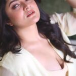 Srabanti Chatterjee Instagram – #Making
@srabanti.smile 💛
@adiitiboseofficial27 
@kiara_sen111 
@brushofpritam 
@mainak1111_makeup_artist 
@surjaphotography

@canonindia_official 
Camera Canon EOS R5
Lens Canon 50mm, 70-200
#VibeWithCanon
#CANwithCanon
#TathagataGhoshPhotography