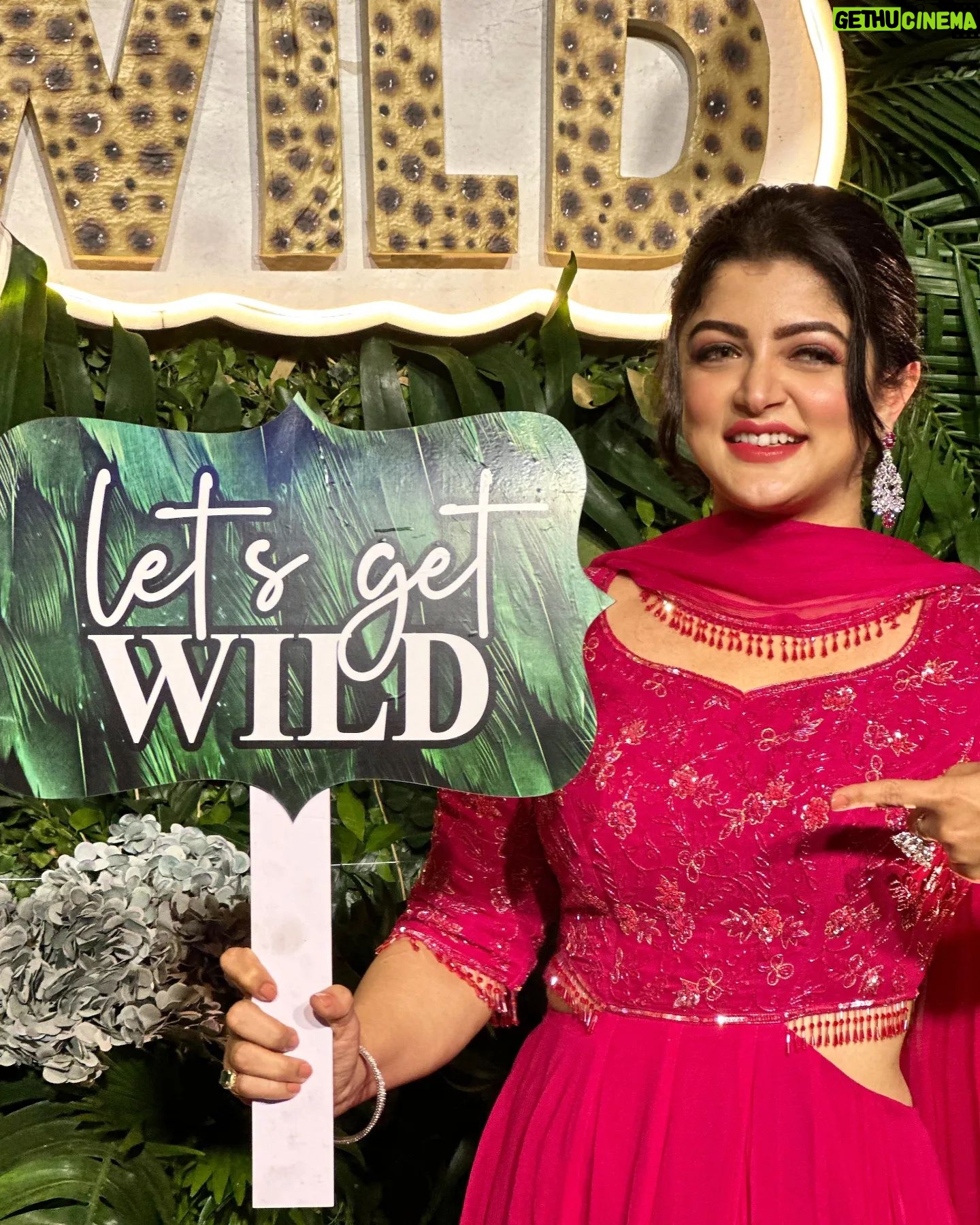 Srabanti Chatterjee Instagram - Trailer launch Event of my upcoming movie”Sada Ronger Prithibi”,Directed by @Rajhorshee De. Makeup-@Subir Manna Hair-@Bina Nath Wardrobe-@Piya RoyBarman(Navya) Jewellery-@djewelindia Pic Courtesy-Prosenjit Biswas