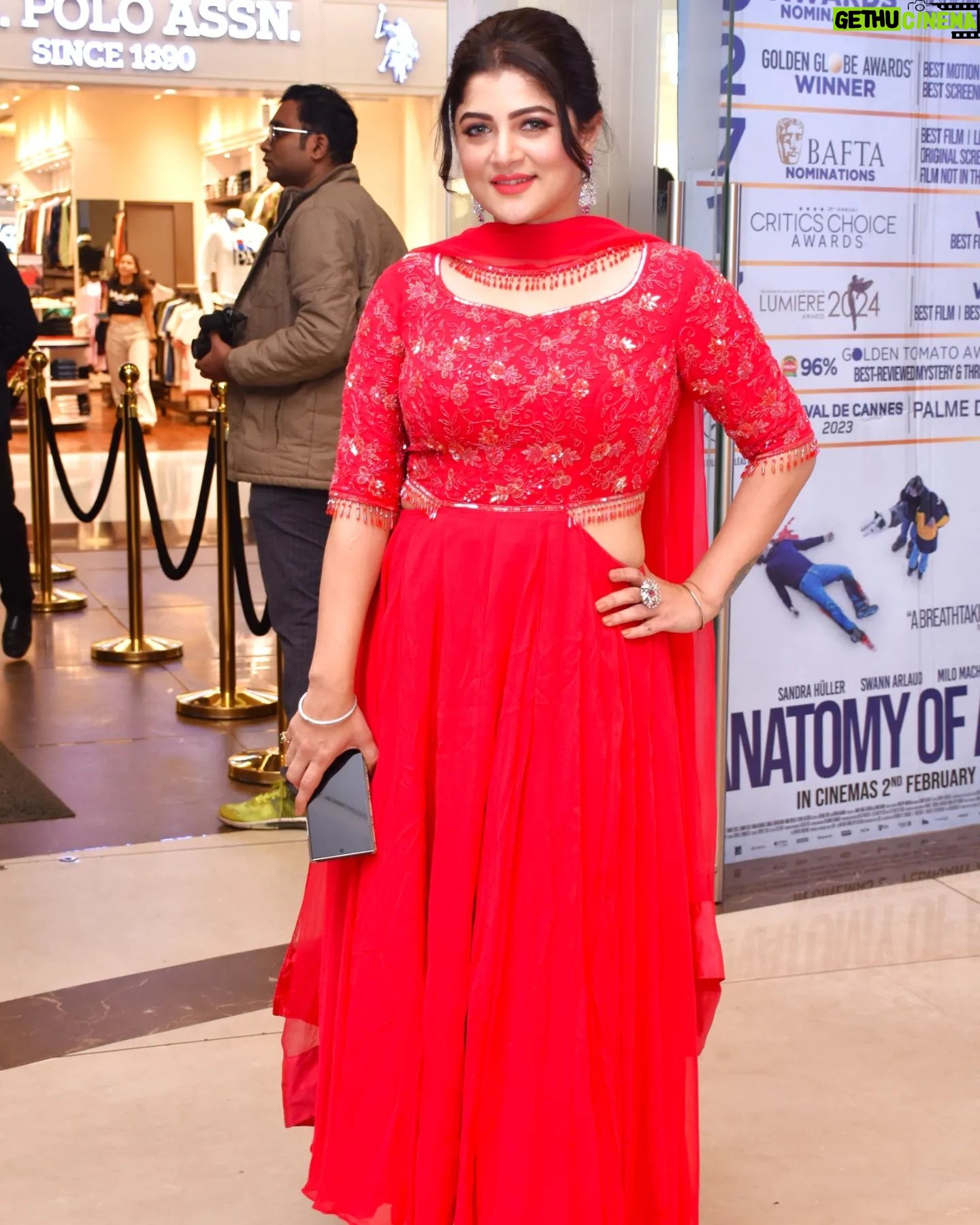 Srabanti Chatterjee Instagram - Trailer launch Event of my upcoming movie”Sada Ronger Prithibi”,Directed by @Rajhorshee De. Makeup-@Subir Manna Hair-@Bina Nath Wardrobe-@Piya RoyBarman(Navya) Jewellery-@djewelindia Pic Courtesy-Prosenjit Biswas