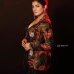 Srabanti Chatterjee Instagram - The entrancing @srabanti.smile Styled by @sandip_jaiswal Makeup and Hair done by @meghna_make_up_artist Wardrobe @rangoliindia Jewllry @illuminate_shine_everyday @adiitiboseofficial27 ❤️ @surjaphotography Camera Canon R5 Lens Canon 70-200. 2.8 #VibeWithCanon #CANwithCanon #CapturedOnCanon #DoGreatWithCanon #EOSInfluencer #canonindia_official #TathagataGhoshPhotography