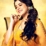 Srabanti Chatterjee Instagram - 💛💛💫 Styled by @rudra_saha_official Wardrobe @devikachuriwal Makeup @ripika_das Hair @puspa_banik_2016 Photo @soumya_singha_photography Team @debayan_dey_photography @subir.love @adiitiboseofficial27