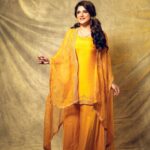 Srabanti Chatterjee Instagram - 💛💛💫 Styled by @rudra_saha_official Wardrobe @devikachuriwal Makeup @ripika_das Hair @puspa_banik_2016 Photo @soumya_singha_photography Team @debayan_dey_photography @subir.love @adiitiboseofficial27