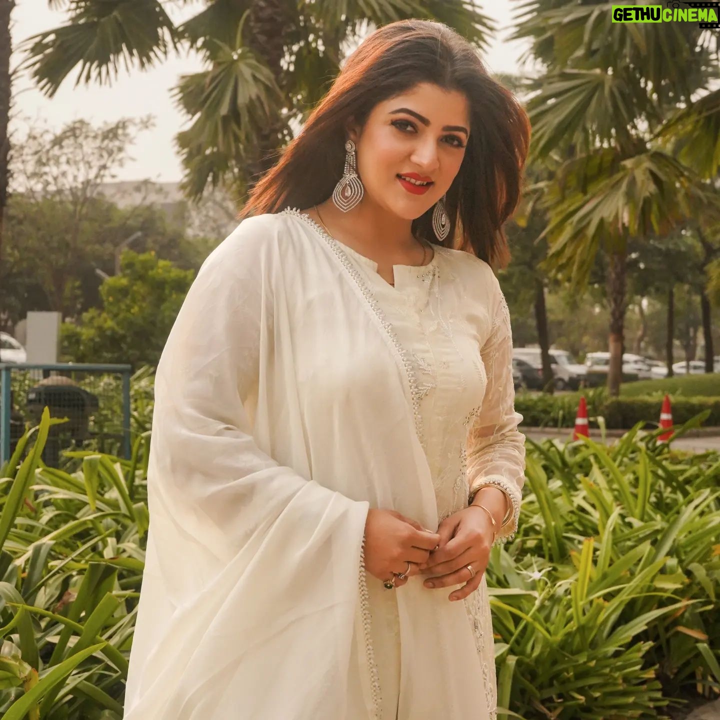 Srabanti Chatterjee Instagram - Styled By @kiara_sen111 Mua @manna.subir Hairstylist @binanath19 Photography @sourav.dutta.kolkata outfit @labelmuskaansingh