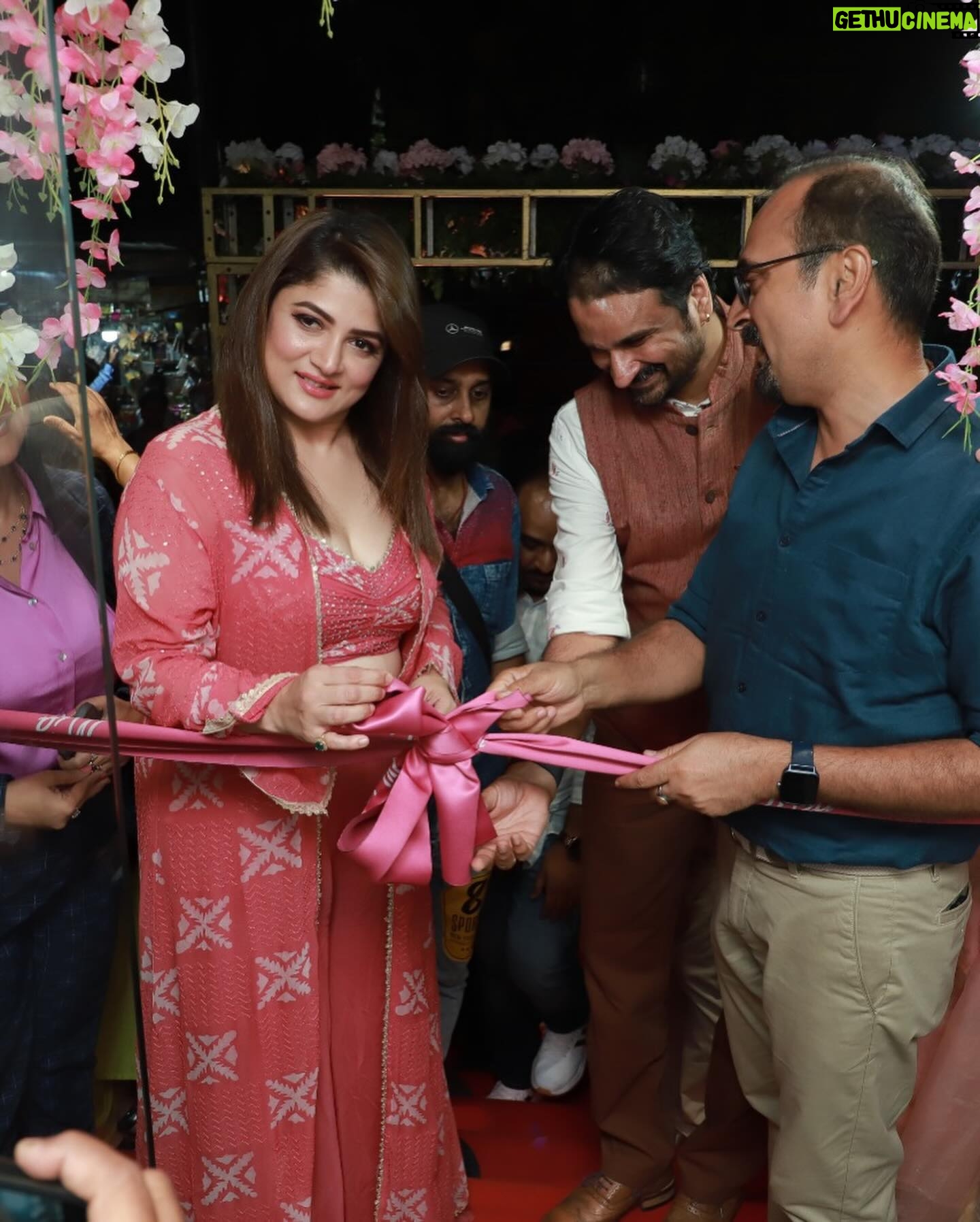 Srabanti Chatterjee Instagram - Now @srabanti.smile is launching @miabytanishq at our location at Gariahat. Come join us. #SrabantiChatterjee #TanishqJewellery #TanishqJewellery #jewellery #TataGroup #kolkata #Gariahat