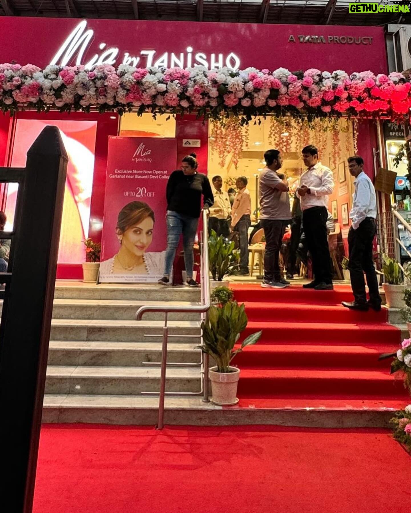 Srabanti Chatterjee Instagram - Now @srabanti.smile is launching @miabytanishq at our location at Gariahat. Come join us. #SrabantiChatterjee #TanishqJewellery #TanishqJewellery #jewellery #TataGroup #kolkata #Gariahat