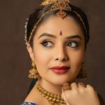 Sreemukhi Instagram – Neethone Dance 2.0 ✨

Outfit @chandamama_designerstudio 
Styling @greeshma_krishna.k 
Jewellery @goyazsilverjewellery 
PC @manoj_gangula 
Makeup @nookesh.malla 
Hair @mahesh_ravulapalli 

#sreemukhi #neethonedance2 #starmaa #endemol