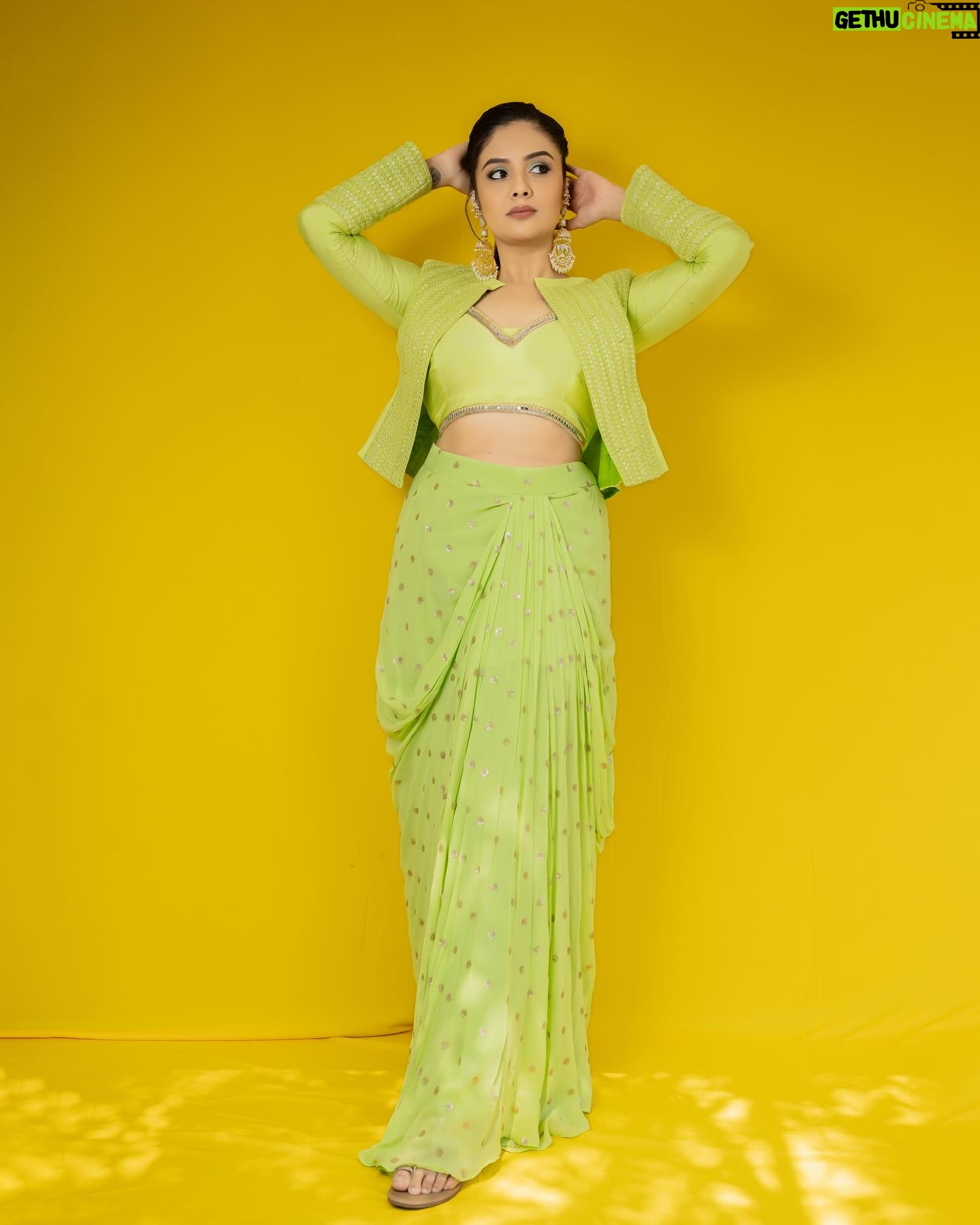 Sreemukhi Instagram - Neethone Dance 2.0 β¨π On @starmaa @endemolshineind β¨ Outfit @chandamama_designerstudio Styling @greeshma_krishna.k Earrings @fashioncurvee PC @manoj_gangula Makeup @nookesh.malla Hair @mahesh_ravulapalli #sreemukhi #neethonedance #starmaa #endemolshine