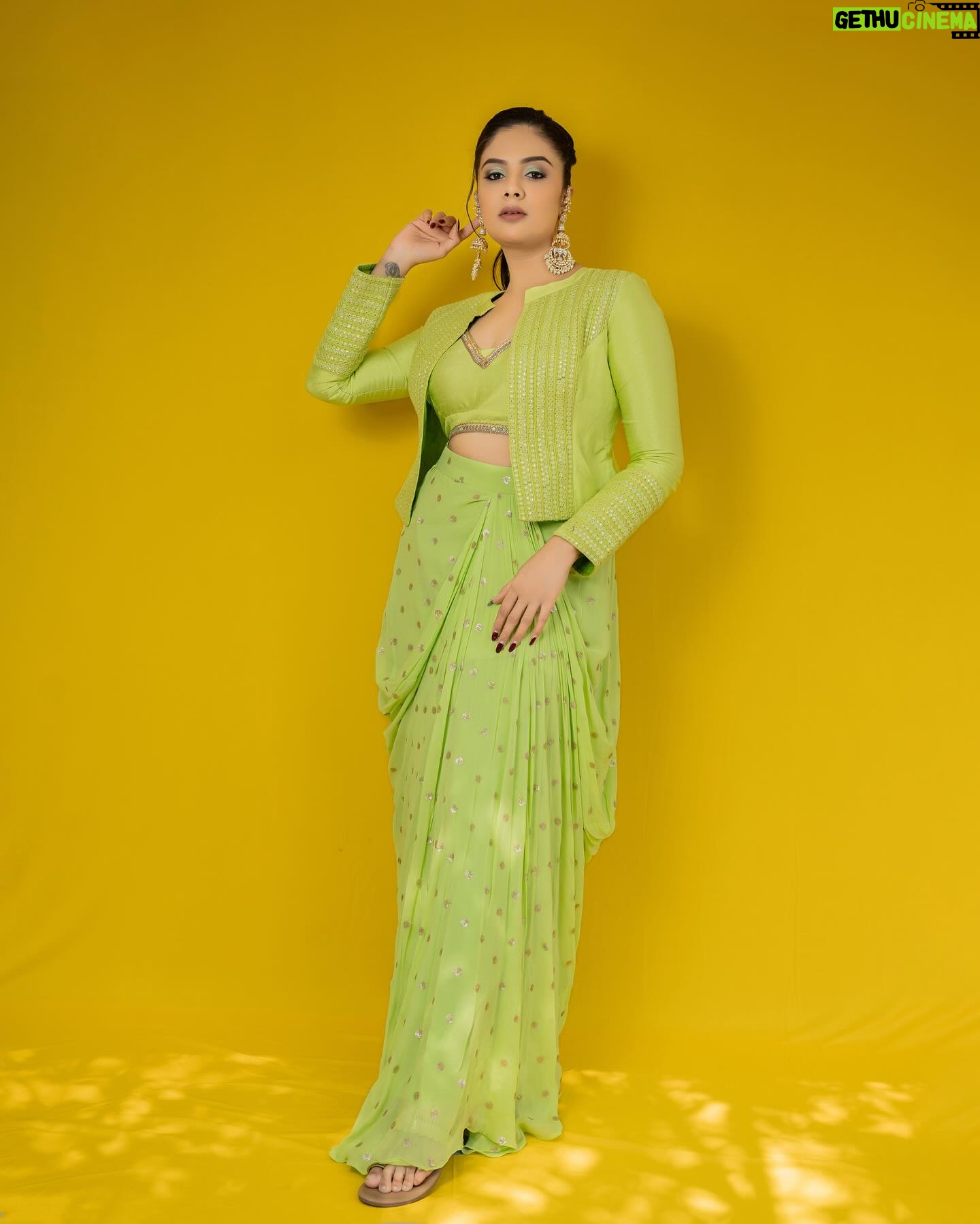 Sreemukhi Instagram - Neethone Dance 2.0 β¨π On @starmaa @endemolshineind β¨ Outfit @chandamama_designerstudio Styling @greeshma_krishna.k Earrings @fashioncurvee PC @manoj_gangula Makeup @nookesh.malla Hair @mahesh_ravulapalli #sreemukhi #neethonedance #starmaa #endemolshine