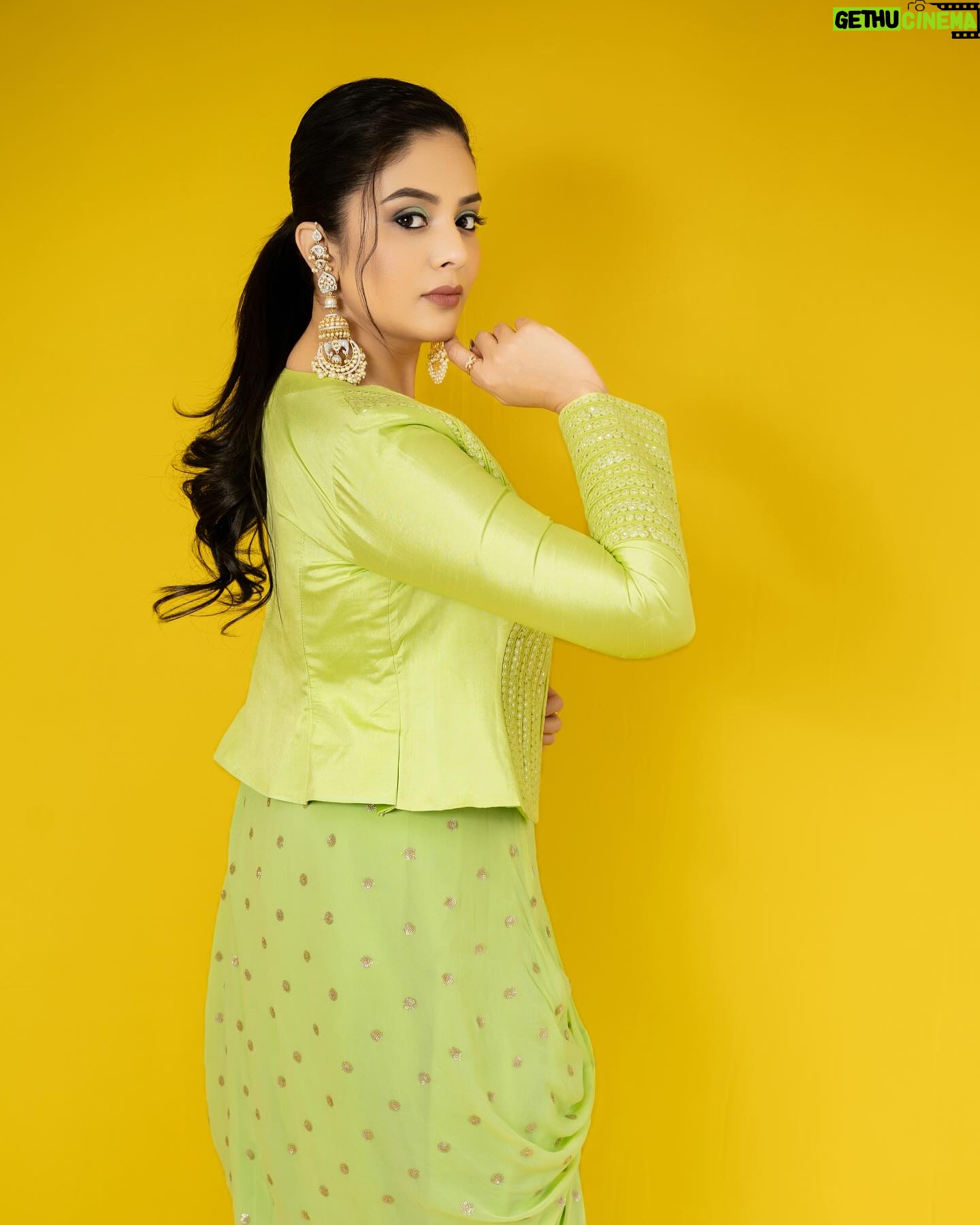 Sreemukhi Instagram - Neethone Dance 2.0 β¨π On @starmaa @endemolshineind β¨ Outfit @chandamama_designerstudio Styling @greeshma_krishna.k Earrings @fashioncurvee PC @manoj_gangula Makeup @nookesh.malla Hair @mahesh_ravulapalli #sreemukhi #neethonedance #starmaa #endemolshine